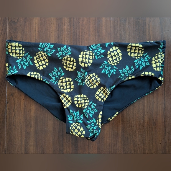 Fused Hawaii Cheeky Hipster Black Pineapple Patterned Runched Bikini Bottom - Picture 2 of 7